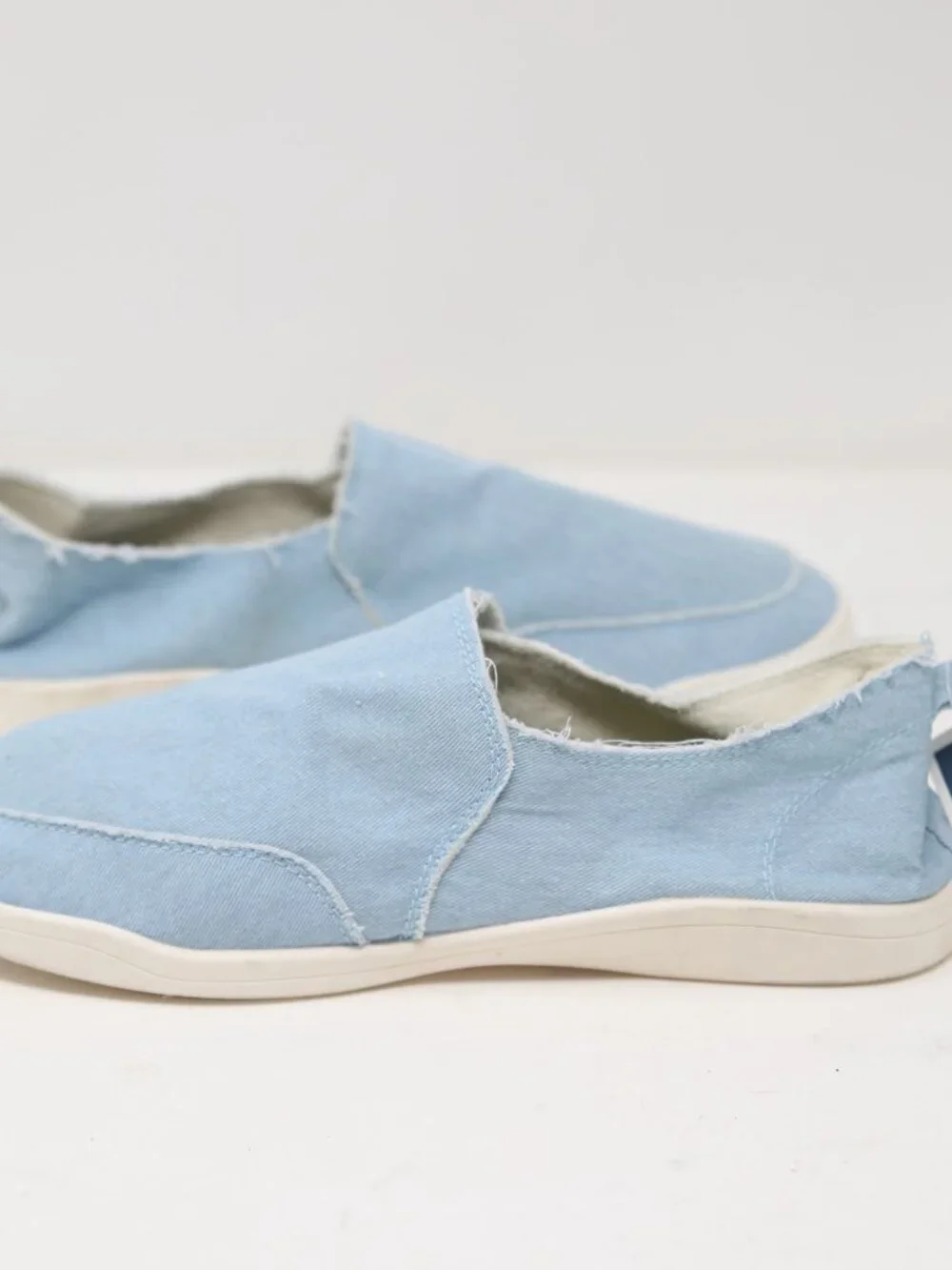 NWT Tommy Bahama Slip-On Sneakers Shoes Women's Size 9 Blue Denim Casual Loafers